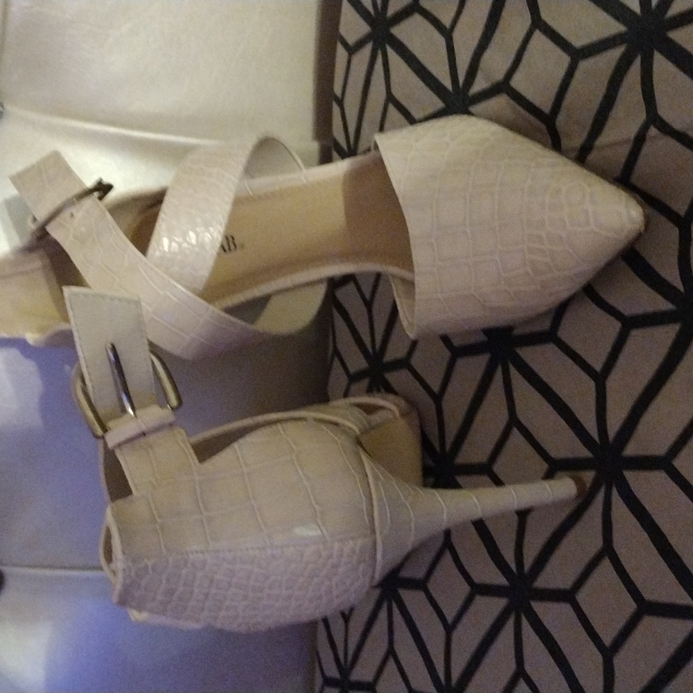 Shoes - Picture 3 of 4
